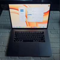 MacBook pro 2018 15.4 inch core i9 CTO 32/512 6 core GPu 4gb graphics