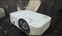 vGA and HDMI projectors available for sale in good condition