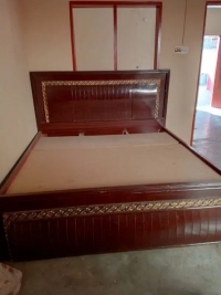 king size wooden bed
