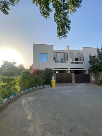 Ali block dead end corner 5 kw solar installed 4 bedrooms west open huge garden villa for rent